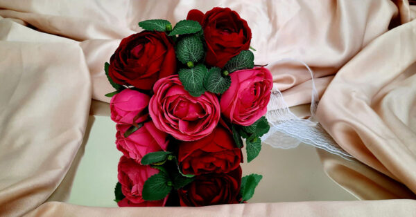 دسته گل مصنوعی عروس با ترکیب رزهای قرمز و صورتی